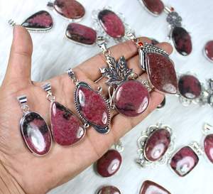 สร้อยคอจี้พลอยโรโดไนท์สีชมพูขัดเงาเรียบออกแบบโดยดีไซน์เนอร์เครื่องประดับฝังหนามเตยสำหรับขายปลีก - Product Image 1