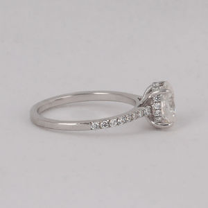 Bague de fiançailles en or blanc 18 carats avec diamant de laboratoire taille ovale et pierres d'appoint taille ronde, bague glamour en diamant de laboratoire - Product Image 4