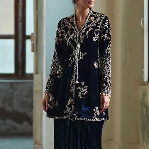 ชุดเดรส kurta และ dhoti สีน้ำเงินออกแบบใหม่พร้อมงานเย็บปักถักร้อย zari zardozi ที่สวยงามสำหรับงานเลี้ยงงานแต่งงานใน2024 - Product Image 1