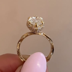 Anillo de Compromiso con Corte Marquesa Certificado por IGI con Piedras Laterales, Anillos de Diamantes de 6 Puntas - Product Image 4