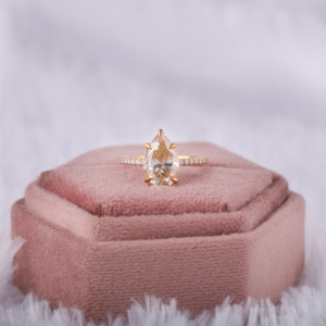 Anillo de Compromiso Fino Chapado en Oro de 18KT 3,0 CT Corte de Pera Diamante Cultivado en Laboratorio Corte de Media Eternidad Diamante Lateral Certificado IGI Sorpresa - Product Image 2