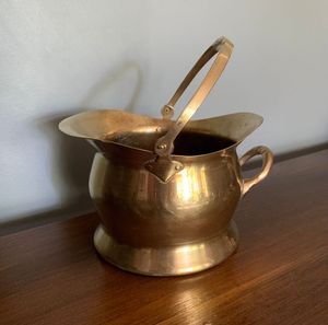 Gran Cubo de carbón de latón con acabado antiguo con asa para el almacenamiento de carbón de chimenea abierta en casas tradicionales de estilo antiguo - Product Image 6