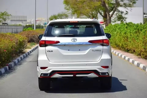 2024 V.XR PL AT.IN U.M 2.4L DIÉSEL 5 PLAZAS AUTOMÁTICO VOLANTE A LA IZQUIERDA CUERO con CÁMARA TRASERA KIT EE. UU. - Product Image 4