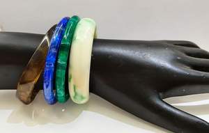 กำไลข้อมือเรซิ่นสีฟ้าเขียวไล่เฉดสีน้ำตาลลายซิกแซก งานฝีมือทำมือ สีสันสดใส สำหรับอินเดีย - Product Image 2