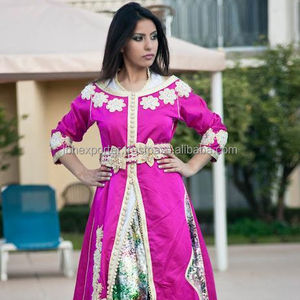 Caftán de dos piezas con tela estampada y de seda con parche bordado que funciona con cinturón de nuevo estilo - Product Image 1