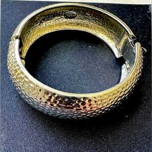 สร้อยข้อมือทองเหลืองชุบทองและสร้อยคอสำหรับสุภาพสตรีเครื่องประดับแขนทอแบบดั้งเดิมพร้อมไข่มุกสำหรับเป็นของขวัญประติมากรรมสมัยใหม่จากจีน - Product Image 1