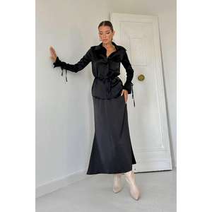 Ensemble en satin noir avec chemise et jupe à bordure noire, vente en gros - Product Image 1