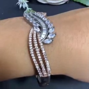 สร้อยข้อมือหินสีเงินแบบปรับได้สำหรับสวมใส่ในงานปาร์ตี้และสวมใส่ทันสมัยสำหรับผู้หญิงและเด็กผู้หญิง - Product Image 1