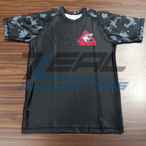 MMA เสื้อแรชการ์ดพิมพ์ซับลิเมชันกำหนดเอง240ป้องกันอัลทวอยเลต์ GSM การบีบอัดการต่อสู้แบบผดผื่น BJJ ผลิตในปากีสถาน - Product Image 1