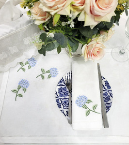 Vente en gros de serviettes et sets de table brodés hortensia bleu hortensia blanc coton ourlet maison hôtels restaurants événements - Product Image 1