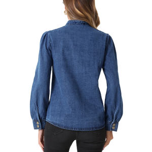 Chemise en jean légère en coton pour femme au design classique avec fermeture à boutons et col - Product Image 3