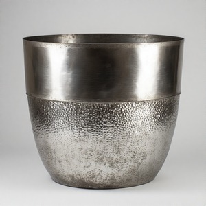 Olla martillada hecha a mano Silver Haven con base elevada, ideal para entradas lujosas o espacios de jardín mínimos - Product Image 5