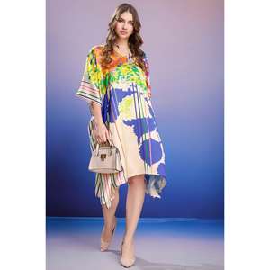 Whispering Colors Kaftan corto de satén suave para mujer con juego de impresión digital - Product Image 1