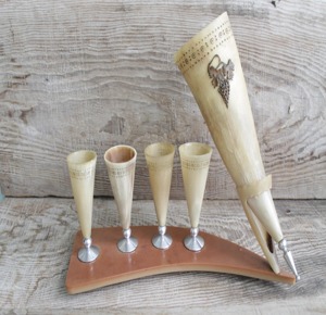 Support de corne de Viking poli à la main Sculpture d'animaux nordiques traditionnels Occasions spéciales Boire Artisanat naturel décoratif - Product Image 1