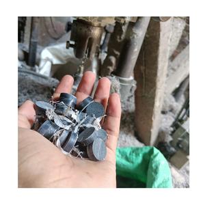 Boutons en corne noire naturelle de buffle, fabriqués en Inde, accessoires de vêtement écologiques, en forme de bouton brut - Product Image 1