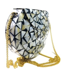 กระเป๋าถือคลัทช์ฝังมุกสีขาวพร้อมโซ่สำหรับสาวๆและสุภาพสตรีโดย aaliyan impex - Product Image 6