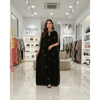 Robe de soirée de mariage modeste tendance 2026 en velours noir, coupe trapèze, longueur ras du sol, manches courtes brodées à la main, en mousseline naturelle, col licou