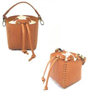 Sac seau en cuir tanné artisanal avec détails latéraux tressés et fermeture à cordon de serrage Mini sac seau en cuir d'Indonésie - Product Image 1