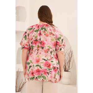 Camisa de talla grande con estampado floral y mangas fruncidas en color fucsia - Product Image 4