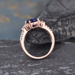 Anillo de racimo de moissanita y zafiro azul cultivado en laboratorio de corte ovalado de 8x6mm para regalos estilo Art Deco hecho a mano anillo de oro rosa sólido de 14K - Product Image 4