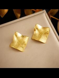 Clous d'oreilles élégants à la mode avec un look moderne, parfaits pour un usage quotidien et un habillage de fête disponibles à la vente - Product Image 5