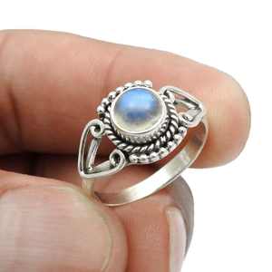 Bijoux fins personnalisés fabriqués en argent sterling 925 Pierre précieuse de pierre de lune arc-en-ciel de coupe ronde Anneaux bohèmes pour femmes et filles - Product Image 2