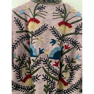 Veste en coton brodée au point de croix rose poudré, motif Jardin des fleurs errantes - Prête pour la saison printanière - Product Image 4
