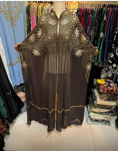 Robe de soirée maxi en satin faite à la main, style caftan marocain de luxe, motif vintage perlé, éco-responsable, par des designers arabes - Product Image 1