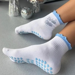 Chaussettes de Pilates en coton de haute qualité avec bordure à volants et broderie personnalisée, semelle en tissu éponge antidérapante, fabriquées au Vietnam - Product Image 2