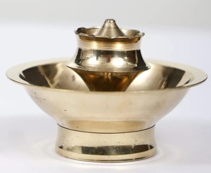Pour le brûleur d'encens en laiton doré de forme avec un design antique moderne fait à la main pour la décoration intérieure religieuse - Product Image 5