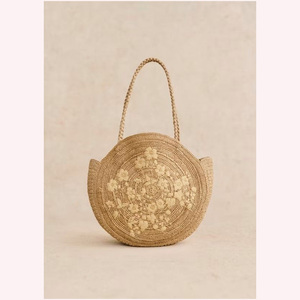 Bolso de mano tejido boho-chic de lujo, textura de ratán y Rafia de primera calidad con delicados detalles en perlas y diamantes - Product Image 4