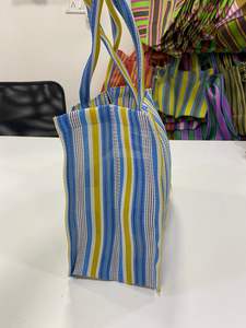 Sacs cosmétiques de plage écologiques personnalisés en nylon recyclé tissé à la main de haute qualité, sacs de shopping rayés à la mode, réutilisables - Product Image 3