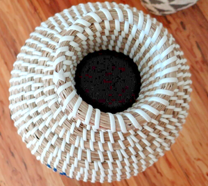 Bouteille d'eau décorative en jonc de mer fabriquée au Vietnam Matériau écologique pour la décoration intérieure et la décoration de la vaisselle Vente en gros - Product Image 3