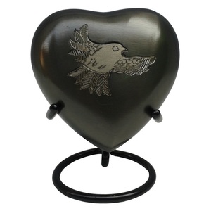 Urna de cremación de corazón de latón de alta calidad con hermoso grabado dorado negro acabado para funerales y almacenamiento de cenizas - Product Image 2