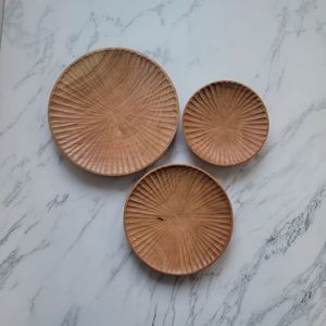 Plato de Madera de Nogal Tallado a Mano, Borde Tallado, Plato Redondo Rústico para Cena, Plato Decorativo para Servir, Textura Artística de Madera - Product Image 5