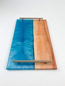 Bandeja de Servicio de Madera de Nogal Hecha a Mano con Resina Epoxi Negra, Asas de Metal Industriales, Tabla de Charcutería de Lujo para Decoración de Restaurantes y Hoteles - Product Image 3