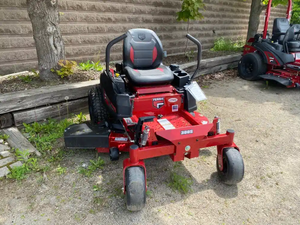 Tondeuse autoportée professionnelle Ferris 300S à braquage zéro, avec siège confortable et coupe-herbe de précision, idéale pour l'aménagement paysager - Meilleures ventes - Product Image 2