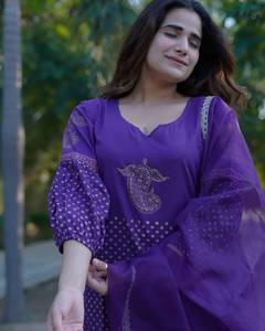 Ensemble de costume en coton imprimé à la main Vamika Royal Orchid avec dupatta en organza pour le meilleur prix de gros - Product Image 2