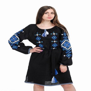 Robe d'été bohème pour femme, sans bretelles, à motif floral, longueur genou, manches courtes, en crêpe écologique, coupe ample, ourlet asymétrique smocké - Product Image 2