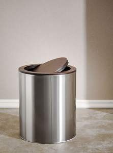 Cubo de basura de metal clásico con acabado brillante adecuado para interiores tradicionales, casas rústicas y cocinas de granja - Product Image 2