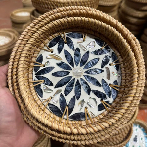 Plateau de service en rotin artisanal avec incrustation de nacre colorée pour la décoration de table intérieure Vietnam - Product Image 1