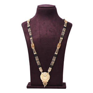 Colgante de Mangalsutra de boda india tradicional, Latón chapado en oro con cuentas negras, último diseño religioso ortodoxo - Product Image 1