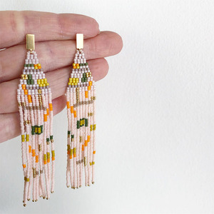 Boucles d'oreilles pendantes en plumes pour femmes, style bohème, en alliage d'argent tibétain, bijoux de fête, multicolores, avec perles - Product Image 3