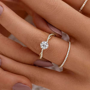 แหวนหมั้นเพชรโมอิสซาไนต์ทรงกลมเงินแท้ 925 ชุบทองคำ 14K สีเหลือง ขาว และโรสโกลด์ - Product Image 3