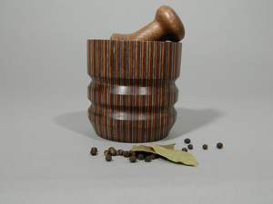 Pilon à mortier rond en bois avec grain audacieux et toucher lisse conçu pour les tâches de cuisine quotidiennes et la présentation sur table - Product Image 6