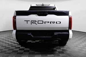 Camioneta Toyota Tundra Hybrid TRD Pro HV CrewMax Cab 4WD con Asientos de Cuero en Interior Claro, Nueva/Usada en Venta - Product Image 2