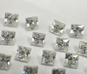 จตุรัสตัดเพชรโมอิส2.50มม. สีขาวกับจตุรัสโมอิสซาไนต์บริสุทธิ์ - Product Image 2
