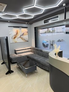 Sillón de Barbería Hidráulico, Cuero Sintético Negro, Estructura Metálica Dorada, Altura Ajustable, Base Redonda, Mueble de Salón, Uso Comercial - Product Image 5