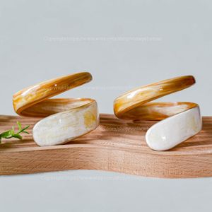 Brazalete Único Tallado en Cuerno de Búfalo, Hecho a Mano, Productos Naturales y Orgánicos - Product Image 4