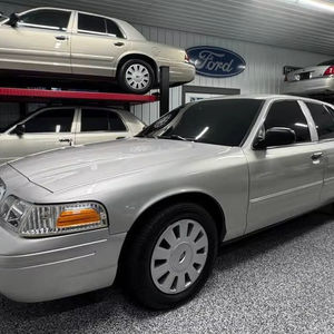 Ford Crown Victoria Interceptor Pursuit 2011, Turbo Diésel, Transmisión Manual, Interior Oscuro, Asientos de Tela, Volante a la Izquierda, R16 - Product Image 1